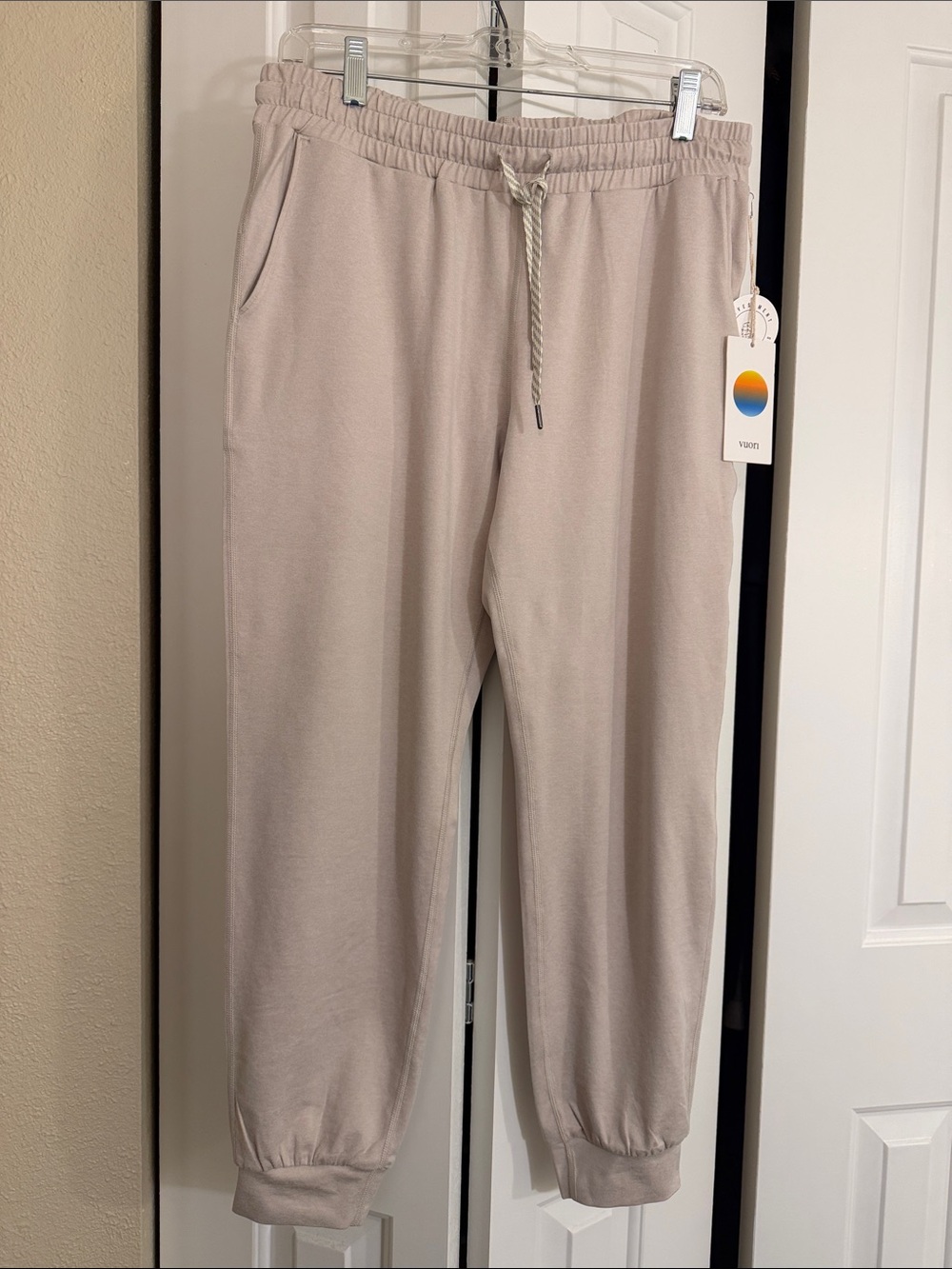 Vuori women’s performance jogger Ecru Heather Medium